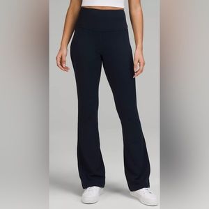 Groove Super-High-Rise Flared Pant
Nulu size 0 NWT navy blue